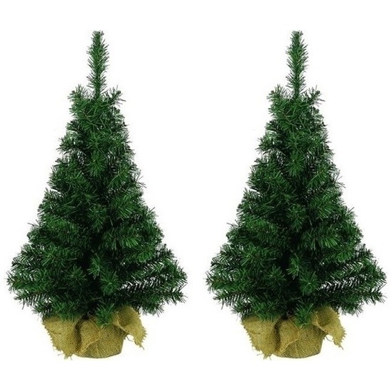 2x Groene kunst kerstbomen 90 cm met jute zak-kluit