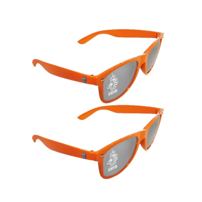 2x stuks kNVB zonnebril met beschermhoesje
