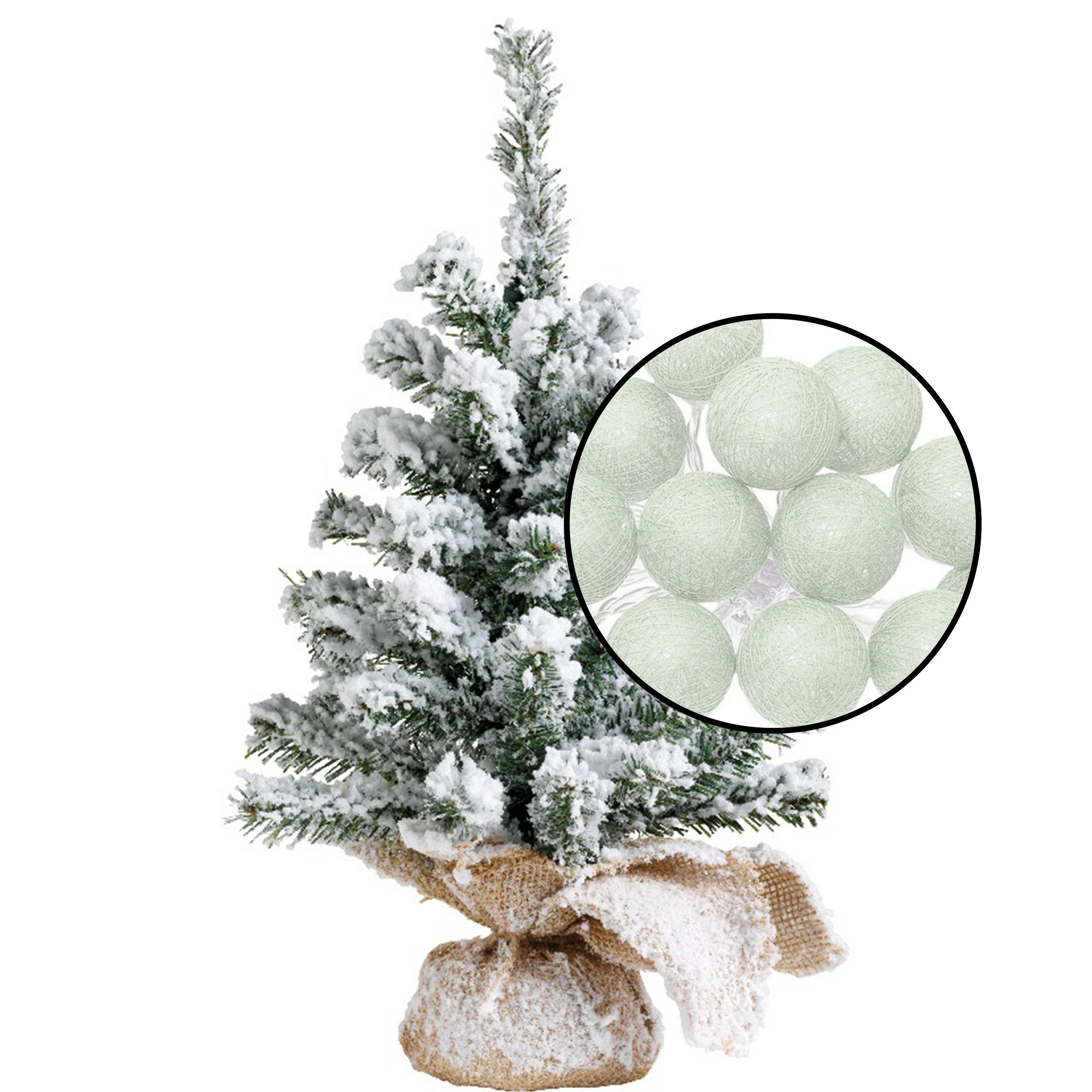 Kleine kunst kerstboom besneeuwd incl. lichtsnoer met balletjes lichtgroen- H45 cm