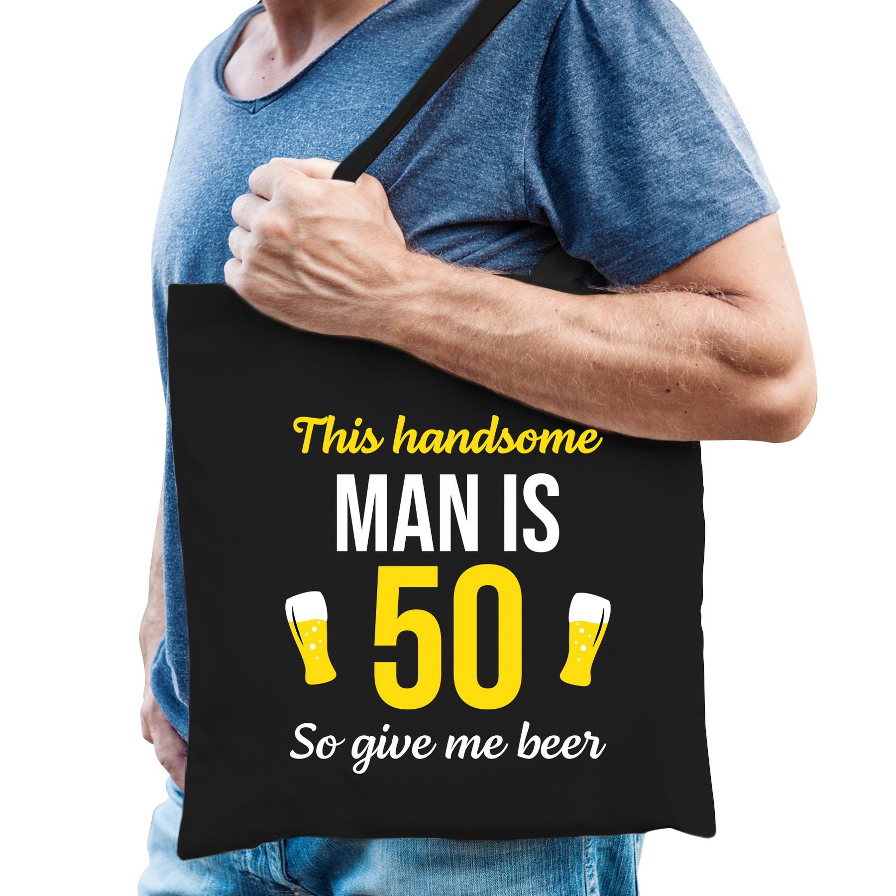 Verjaardag cadeau tas 50 jaar - this handsome man is 50 give beer zwart voor heren