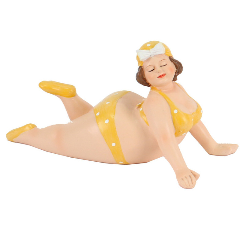 Woonkamer decoratie beeldje liggend dikke dame geel badpak 20 cm