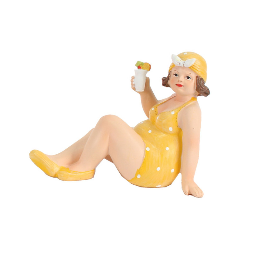 Woonkamer decoratie beeldje zittend dikke dame geel badpak 17 cm