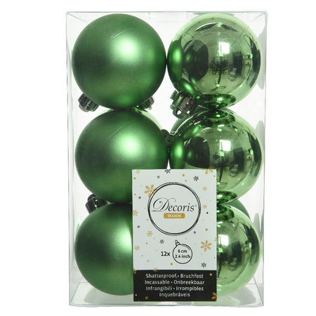 12x Plastic christmas baubles mistletoe green 6 cm mix
