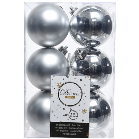 Kerstballen 24x stuks - mix zilver en ijsblauw - 6 cm - kunststof