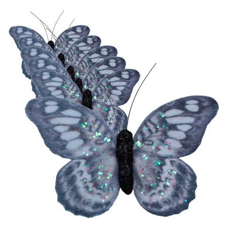 24x stuks decoratie vlinders op clip grijs/blauw 8,5 x 6 cm