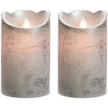 2x Zilveren LED kaarsen/stompkaarsen 12 cm flakkerend