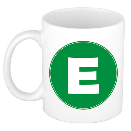 Mok / beker met de letter E groene bedrukking voor het maken van een naam / woord of team
