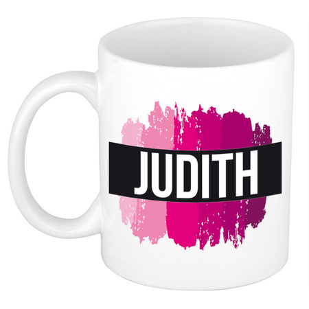 Naam cadeau mok / beker Judith  met roze verfstrepen 300 ml