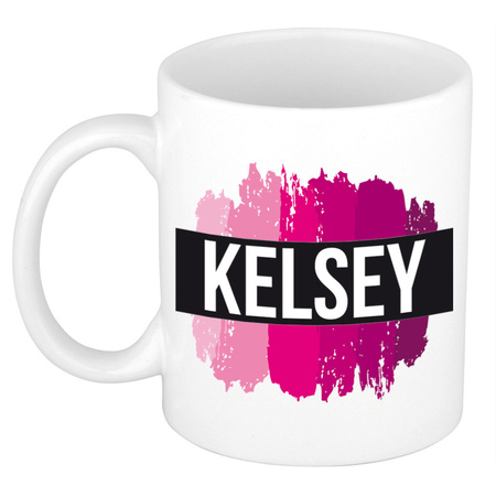 Naam cadeau mok / beker Kelsey  met roze verfstrepen 300 ml