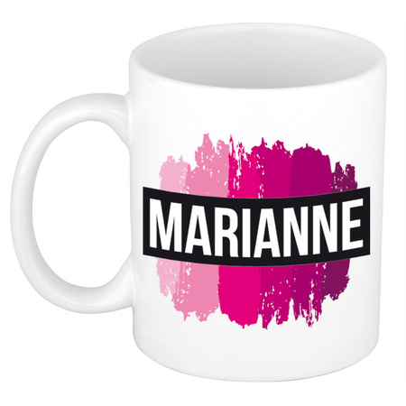 Naam cadeau mok / beker Marianne  met roze verfstrepen 300 ml