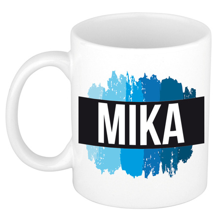 Naam cadeau mok / beker Mika met blauwe verfstrepen 300 ml