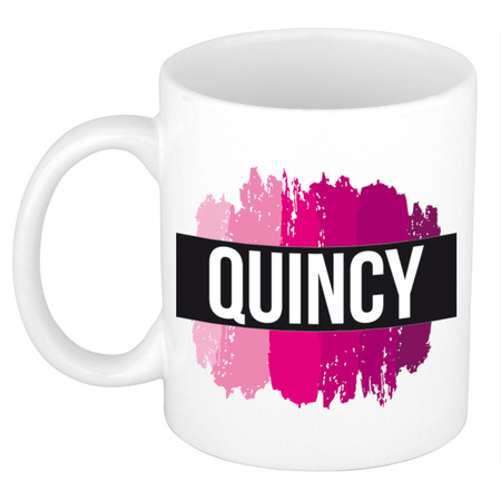 Naam cadeau mok / beker Quincy  met roze verfstrepen 300 ml