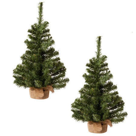 Set van 2x stuks volle kerstbomen in jute zak 60 cm kunstbomen