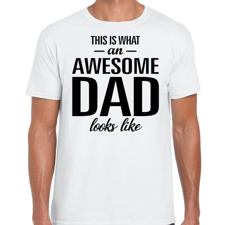 This is what an awesome dad looks like cadeau t-shirt wit heren - Vaderdag